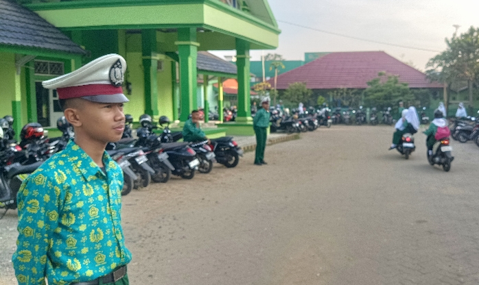 Patroli Keamanan Sekolah (PKS) di MAN 2 Kota Jambi: Berlatih dan Membantu Teman-Teman