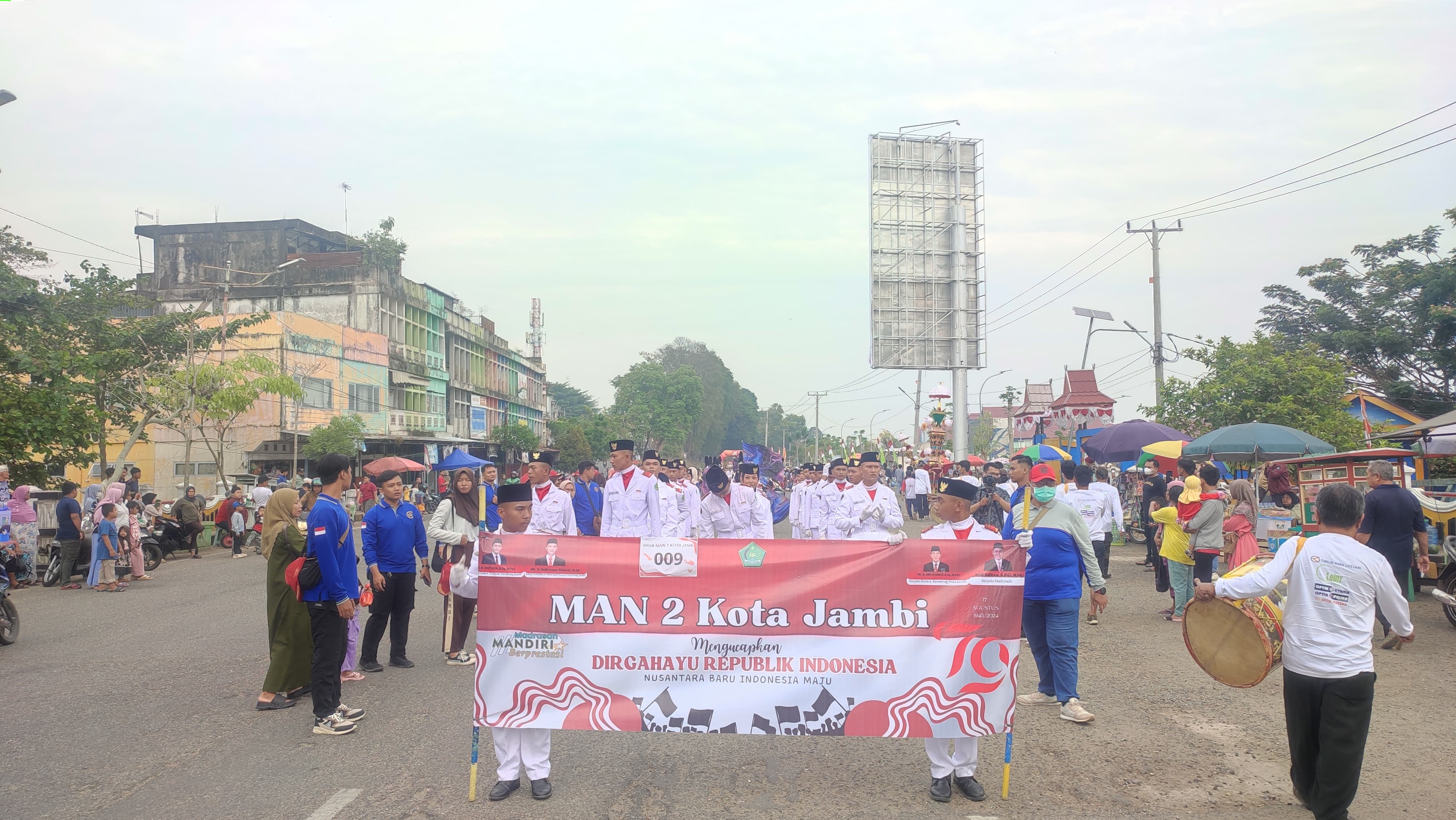 MAN 2 Kota Jambi Utus Ekskul PPDB dalam Pawai Pembangunan Provinsi Jambi