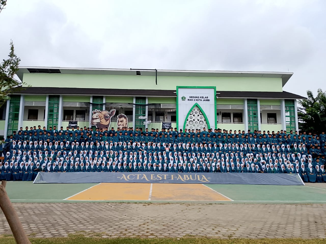 Keseruan Foto Angkatan Kelas XII MAN 2 Kota Jambi: Penuh Tawa dan Kenangan!