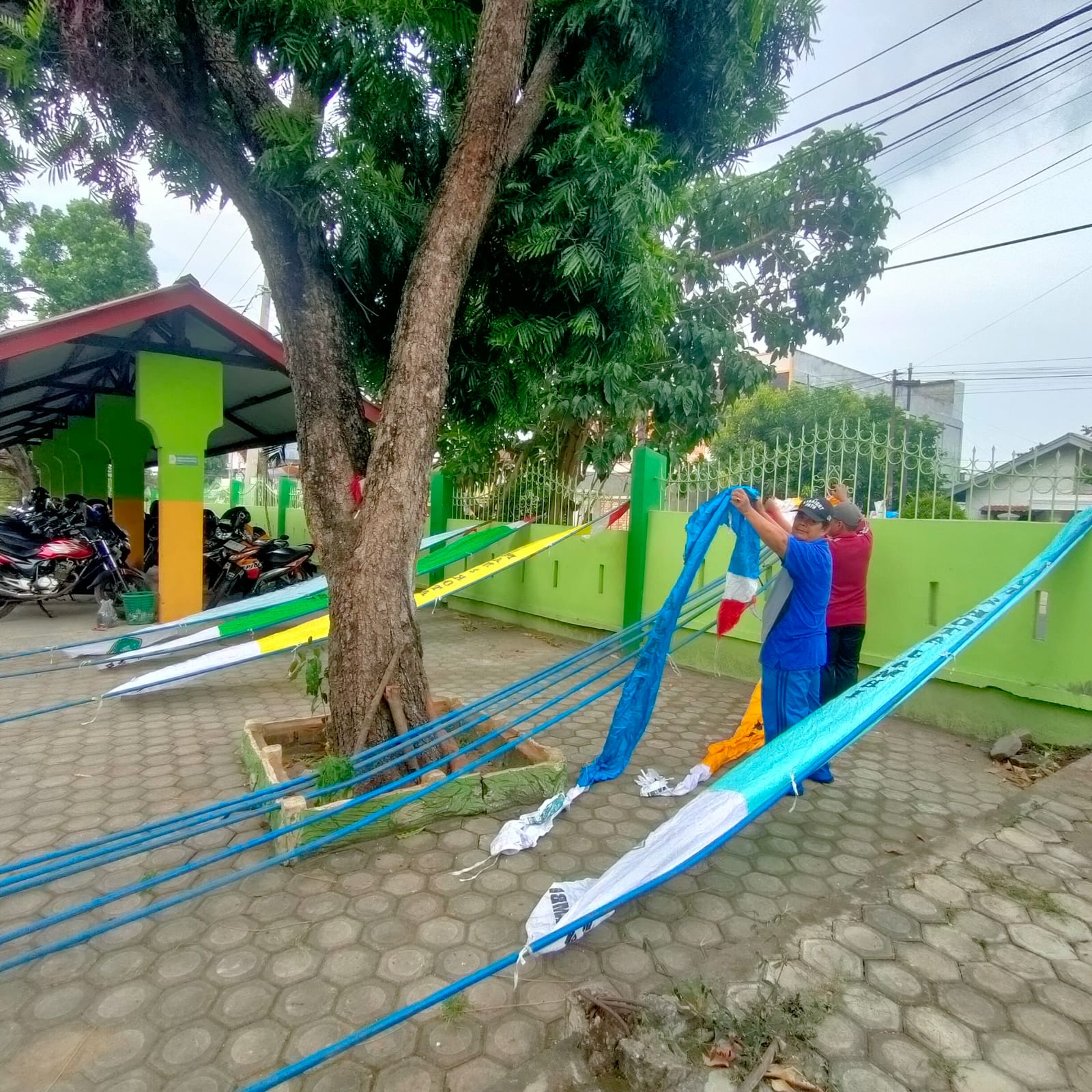 MAN 2 Kota Jambi Semarakkan HUT RI ke-79 dengan Pemasangan Umbul-Umbul