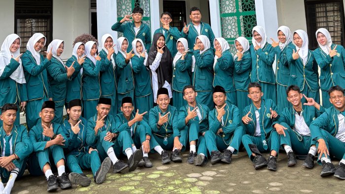 Langkah Terakhir yang Berkesan: XII IIK 1 Bertugas pada Upacara Bendera MAN 2 Kota Jambi