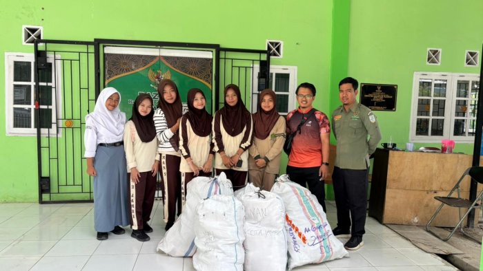 PMR MAN 2 Kota Jambi Salurkan Bantuan untuk Korban Banjir dan Longsor