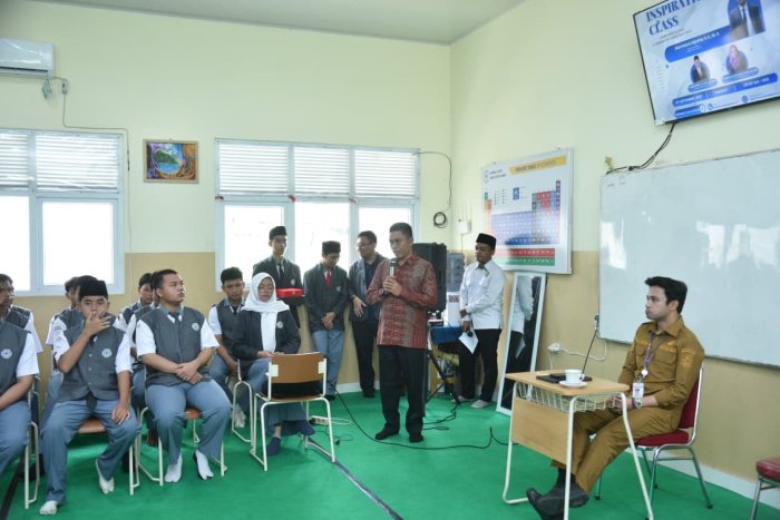 Kepala MAN 2 Kota Jambi Berikan Motivasi pada Kelas Inspirasi untuk Siswa Kelas Excellent