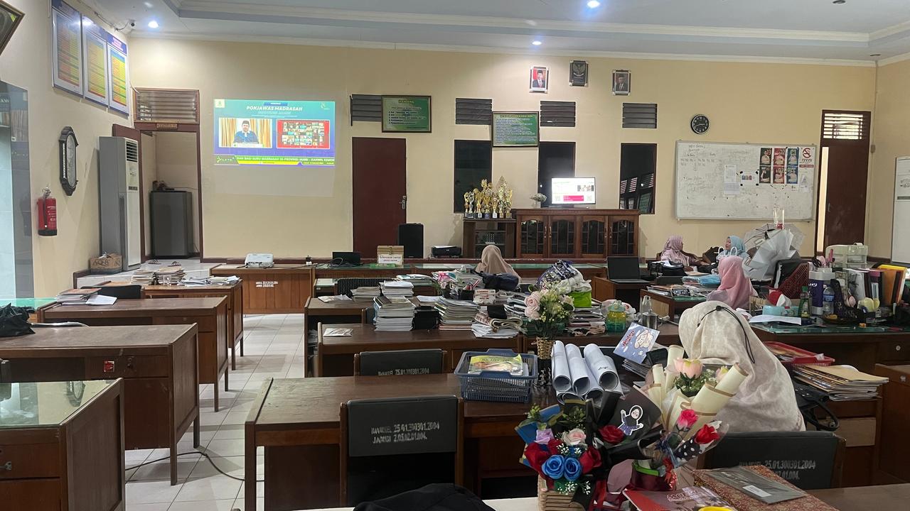 Guru MAN 2 Kota Jambi Ikuti Zoom Meeting Kanwil Kemenag Provinsi Jambi Bahas Analisis Capaian Pembelajaran