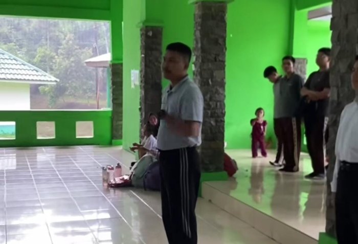 Pembina OSIM Apresiasi Semangat Peserta dan Kakak OSIM 2024/2025 di Tengah Hujan Penutup LDK MAN 2 Kota Jambi 2025