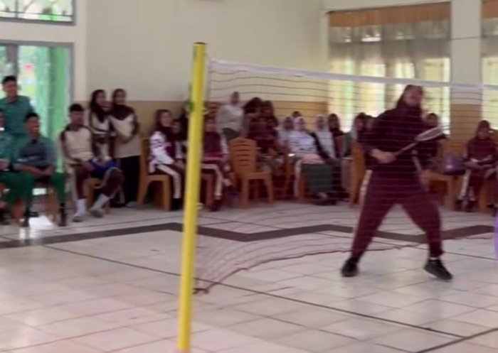 Bulutangkis Putri Clasmeet MAN 2 Kota Jambi: Riuh, Anggun, dan Penuh Semangat di Aula Madrasah