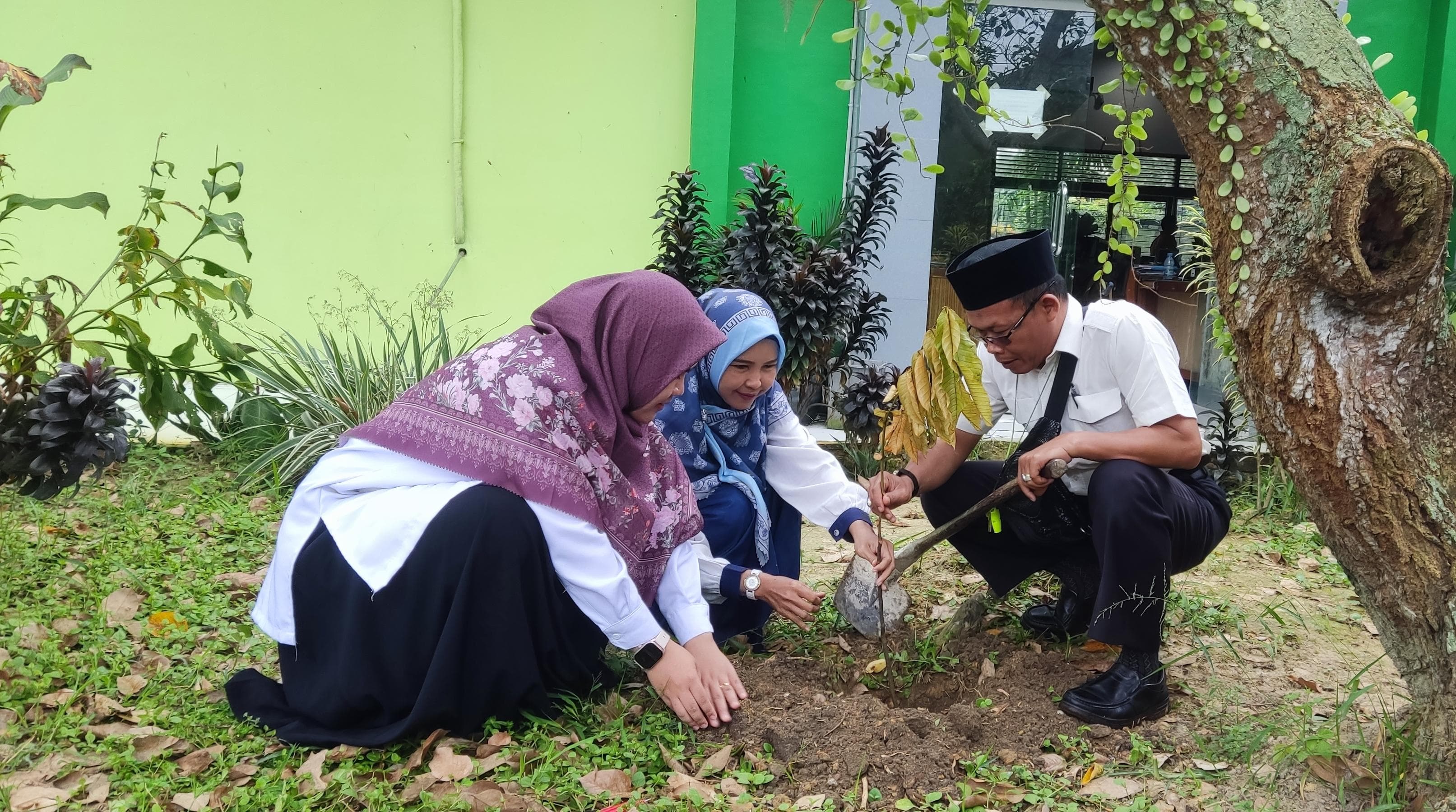 Hijaukan Bumi, Rawat Masa Depan: MAN 2 Kota Jambi Tanam Pohon Serentak Peringati Hari Bumi