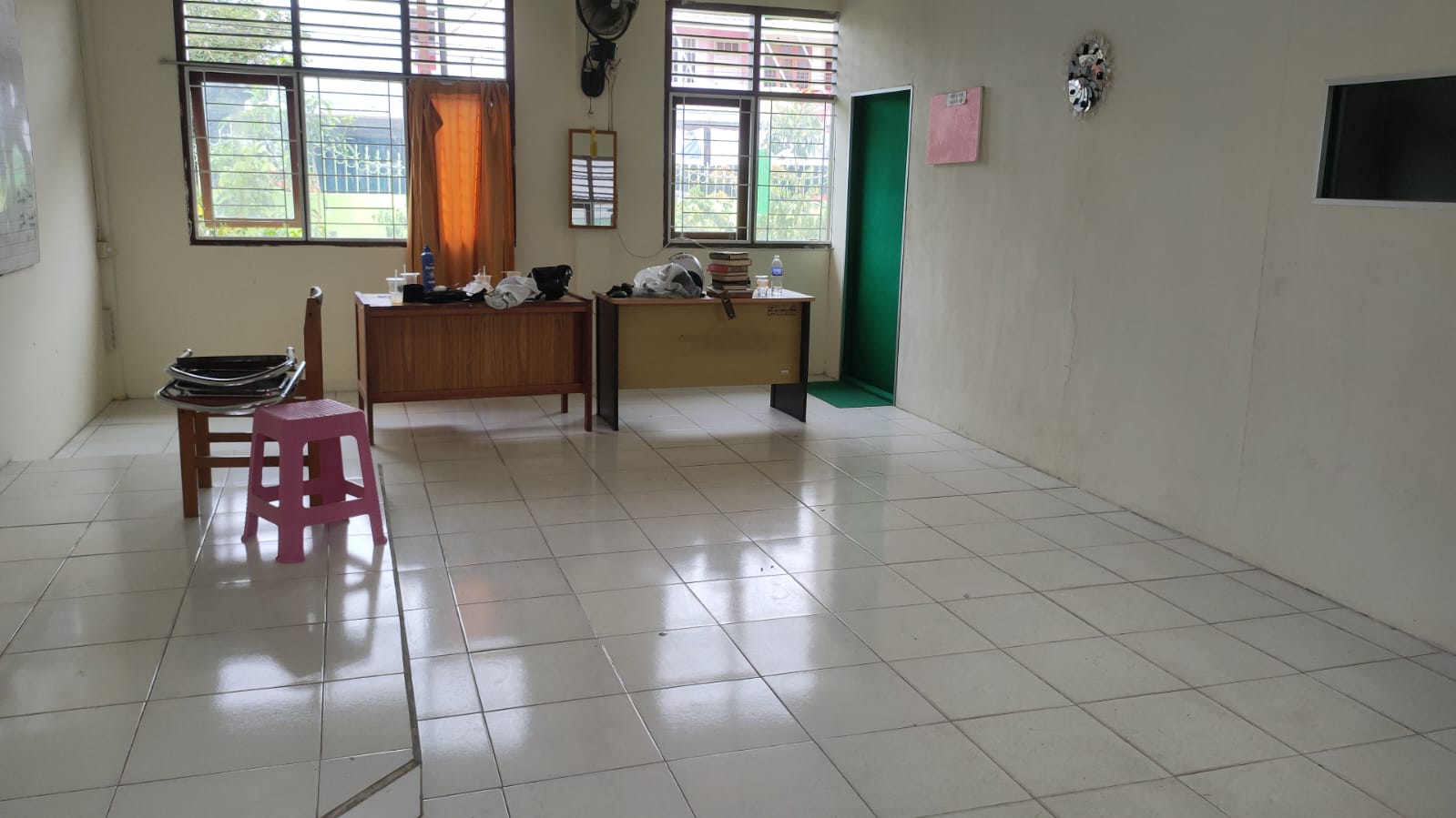 Gotong Royong Bersama Tim Humas dan Sapras MAN 2 Kota Jambi