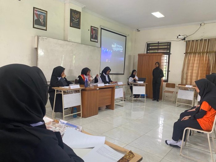Kelas XII IIS 4 MAN 2 Kota Jambi Gelar Simulasi Sidang, Bukti Siswa Madrasah Siap Jadi Pemimpin Masa Depan!