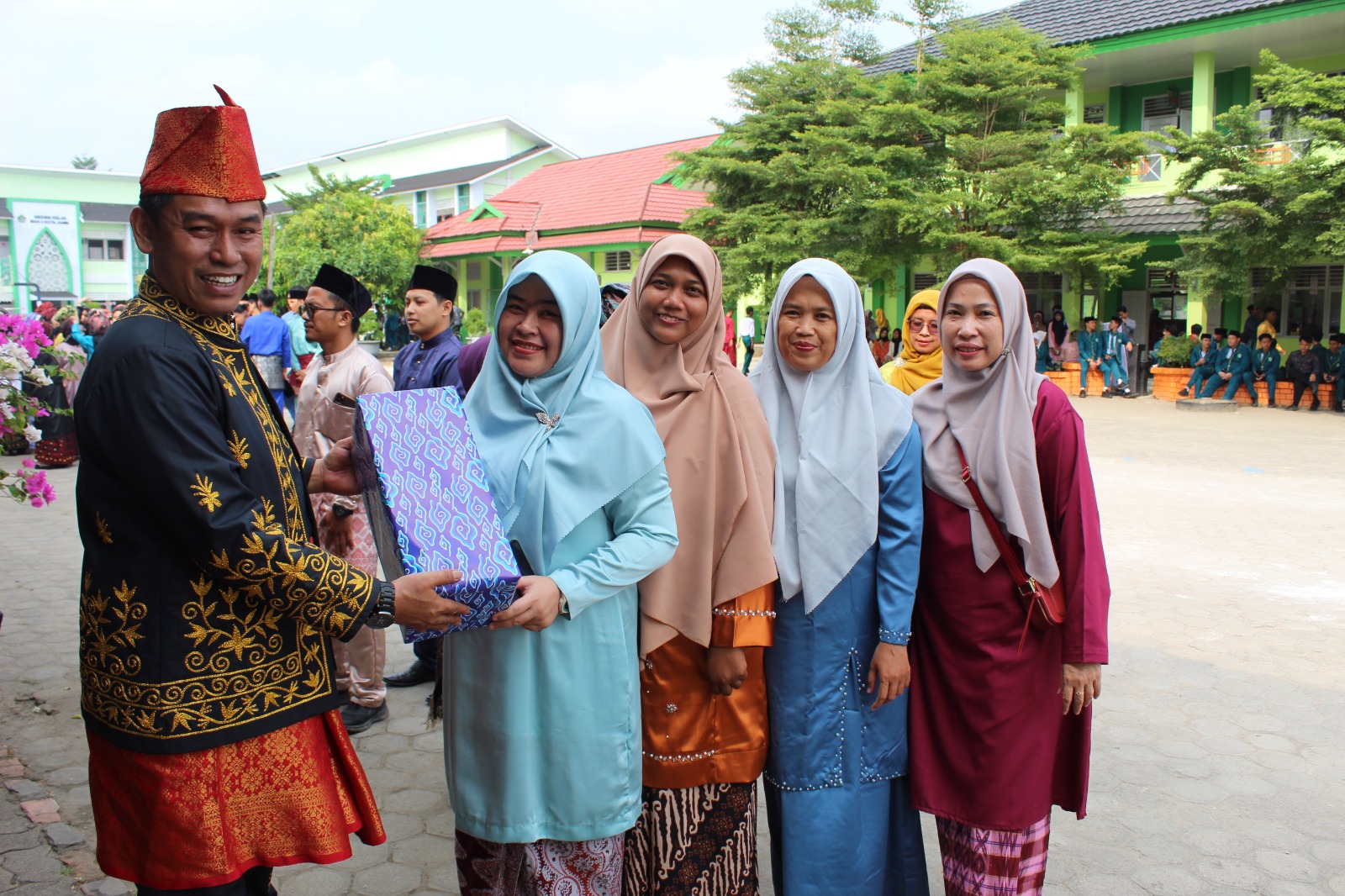 MAN 2 Kota Jambi Meriahkan HUT RI ke-79 dengan Rangkaian Perlombaan, Penyerahan Hadiah Jadi Puncak Kegiatan