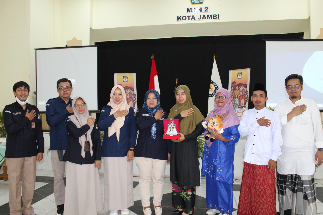 KPU Kota Jambi Ajak Siswa MAN 2 Nonton Bareng Film 