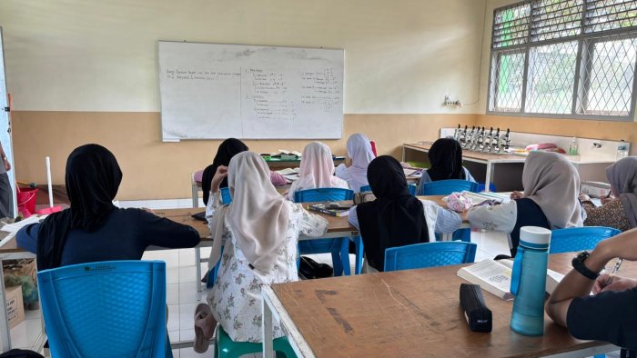 Menumbuhkan Generasi Emas Sains: Cerita Dedikasi Drs. Ahadiyanto dan Siswa Olimpiade Biologi MAN 2 Kota Jambi