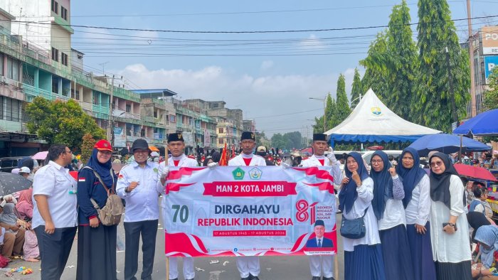 Semarak HUT Kemerdekaan, Kontingen MAN 2 Kota Jambi Tampil Memukau di Pawai Pembangunan 2026