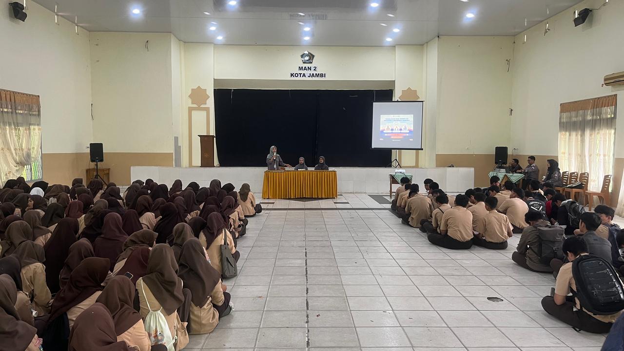 Mahasiswa UIN STS Jambi Sosialisasikan Beasiswa Indonesia Bangkit 2025 di MAN 2 Kota Jambi