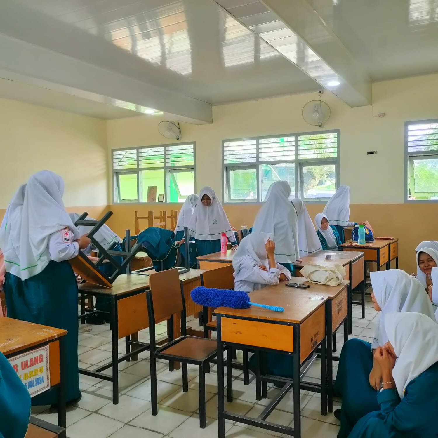 MAN 2 Kota Jambi Umumkan Nama Siswa Tiap Kelas, Siswa-siswi Gerak Cepat