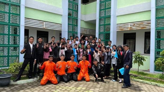 Wali Siswa Apresiasi Simulasi Sidang PKN Kelas XII IIS MAN 2 Kota Jambi