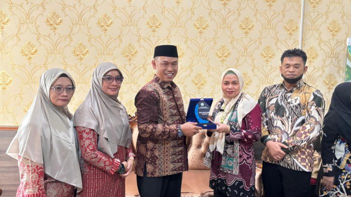 Silaturahmi Pendidikan: MAN 2 Jambi dan Batam Tukar Cinderamata