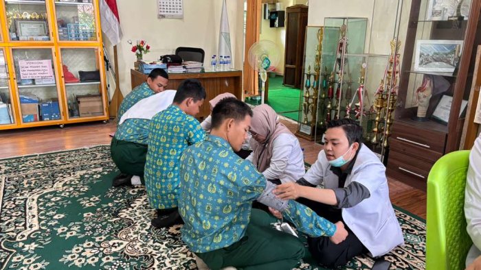 Santai tapi Serius! Siswa MAN 2 Kota Jambi Ikut Cek Kesehatan Gratis dari Puskesmas