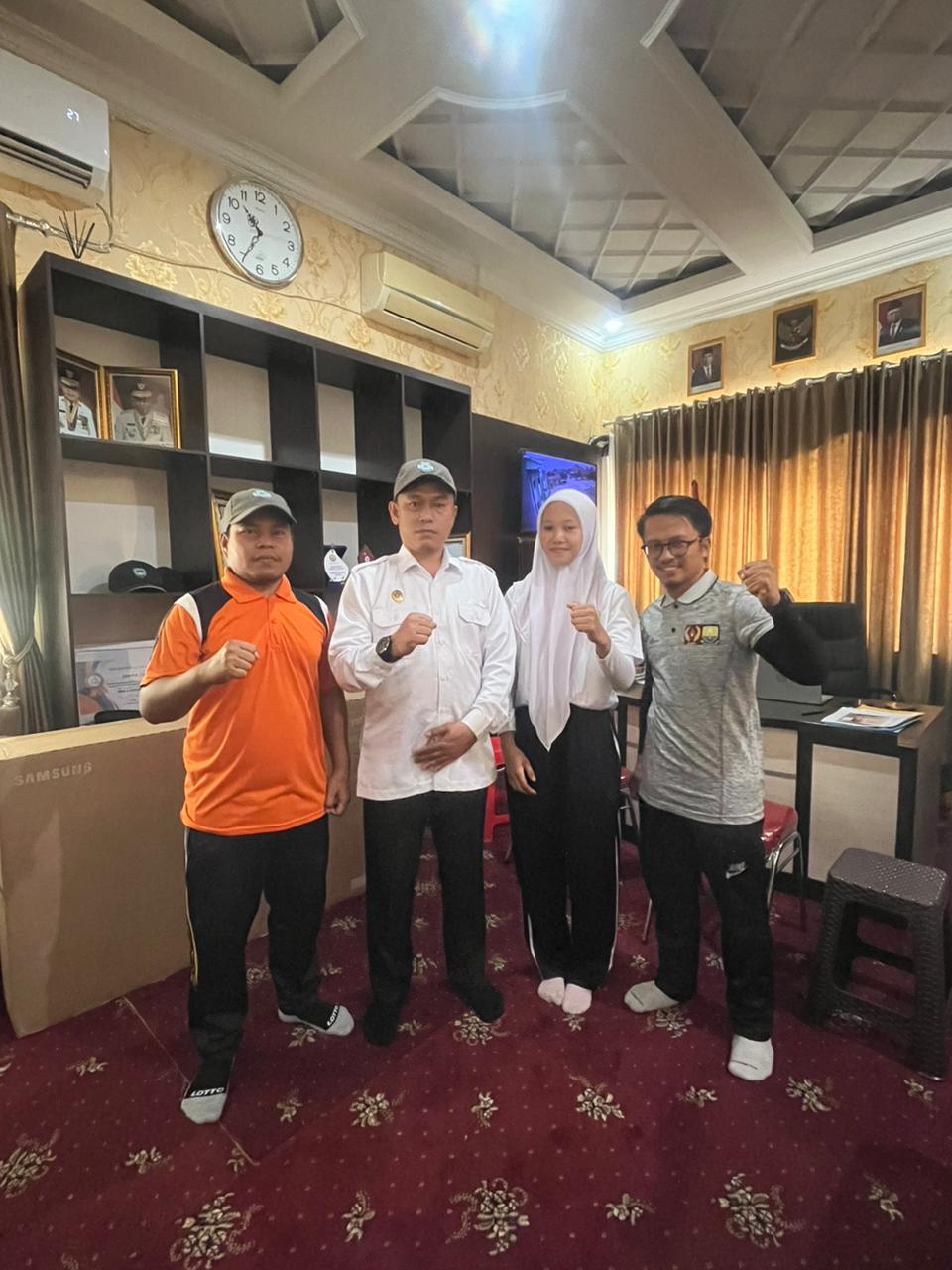 Kepala MAN 2 Kota Jambi Lepas Sukma Tri Nur Azizah Ikuti PON Aceh-Sumut 2024: Harap Tetap Jaga Identitas Muslimah