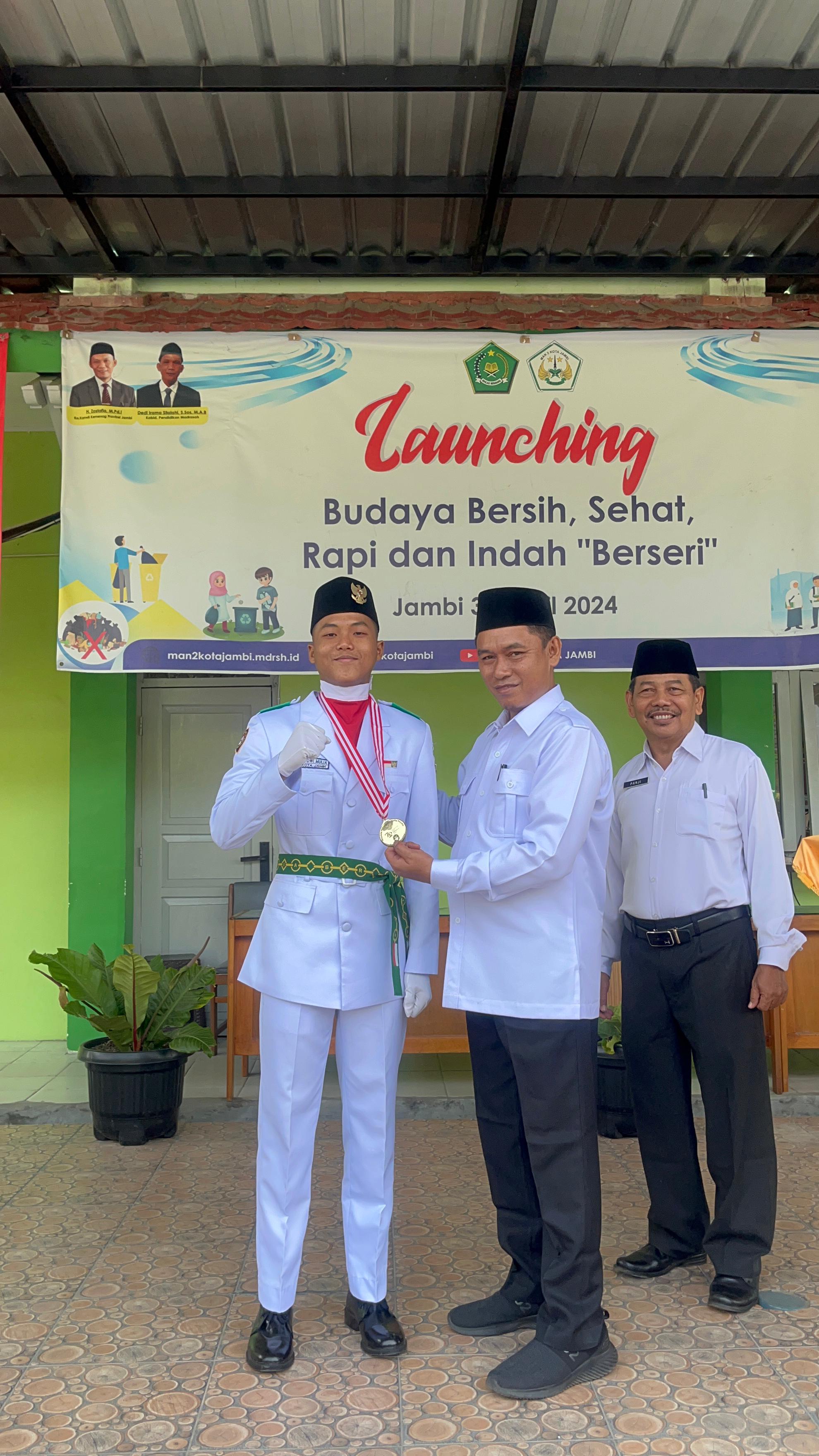 Kepala MAN 2 Kota Jambi Sematkan Medali Penghargaan kepada Raihan, Anggota Pasukan Pengibar Bendera Kota Jambi 2024