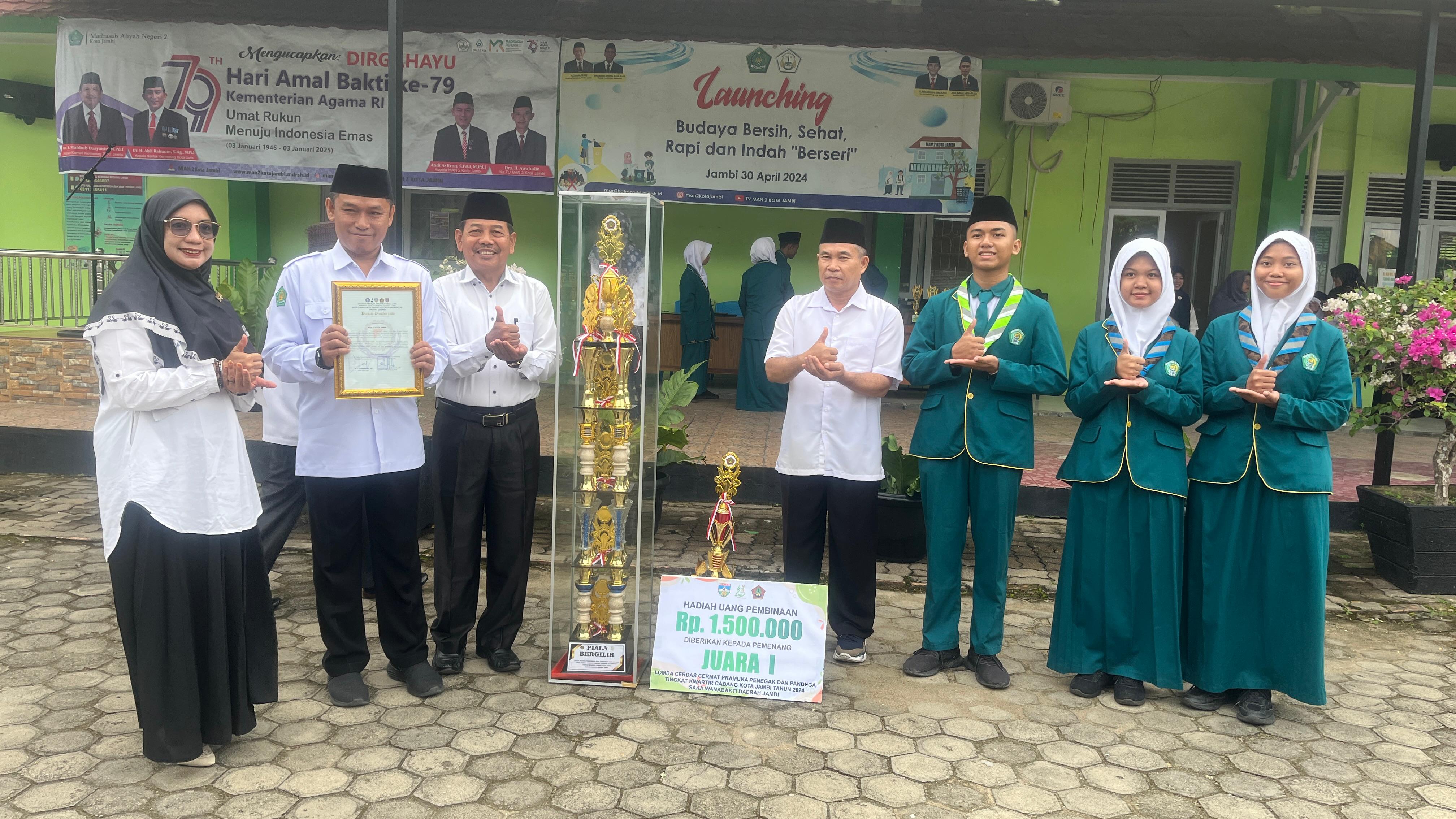 Penyerahan Piala Juara Umum Lomba Cerdas Cermat Saka Wanabakti Daerah Jambi kepada Kepala MAN 2 Kota Jambi