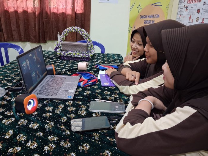 Siswa PIK-R Gemintang MAN 2 Kota Jambi Ikuti Kelas PIK-R Learning Hub Siswa PIK-R Gemintang MAN 2 Kota Jambi Ikuti Kelas PIK-R Learning Hub