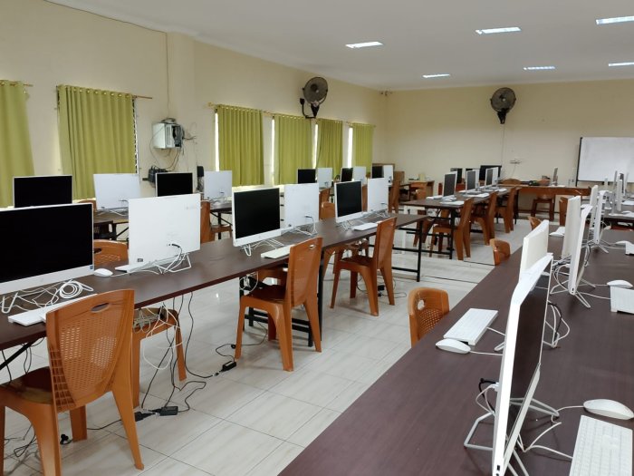 Tim Sarpras MAN 2 Jambi Matangkan Persiapan Simulasi TKA 2025