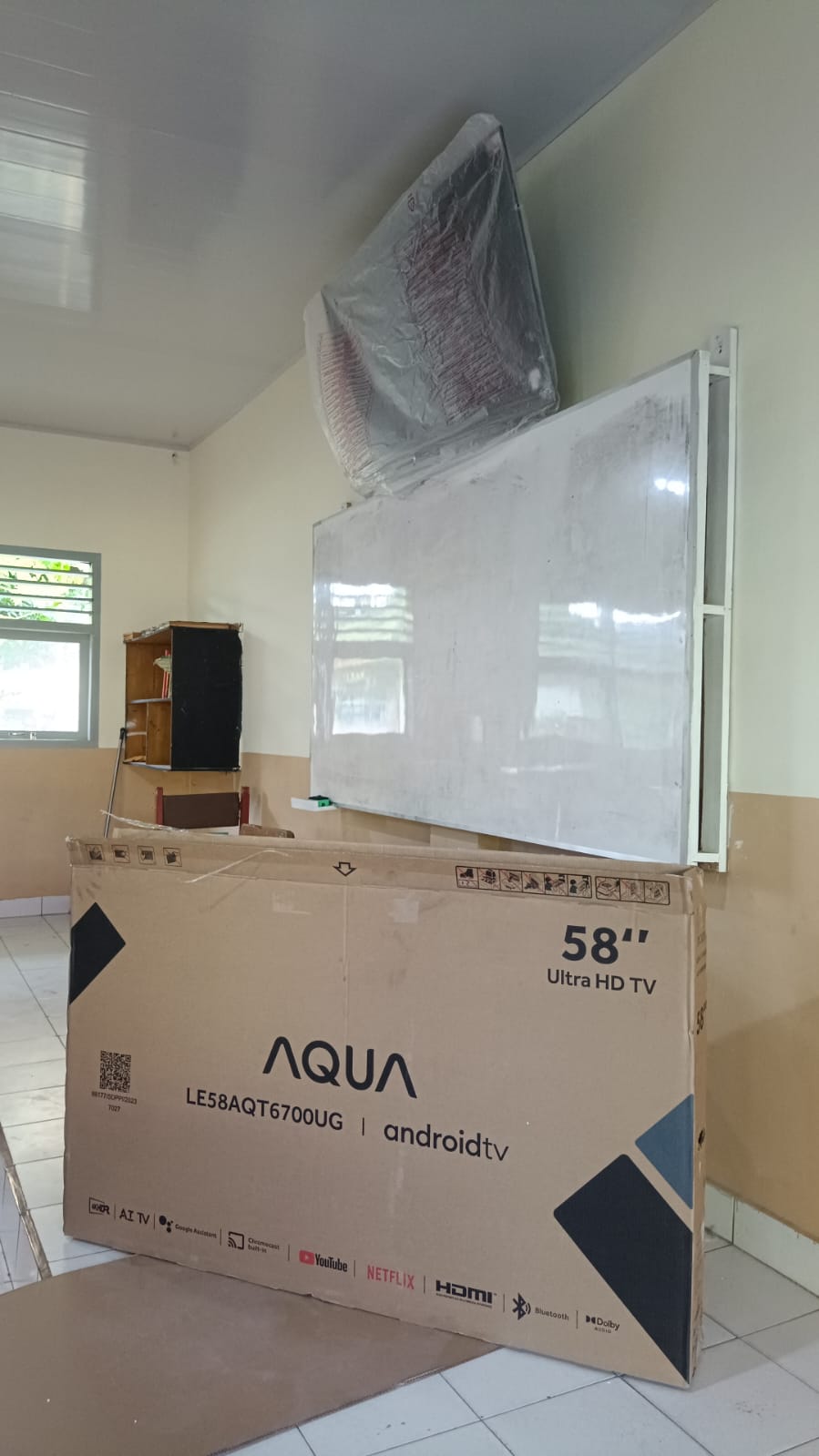 Wow! MAN 2 Kota Jambi Pasang Smart TV 58 Inci, Belajar Jadi Makin Seru!