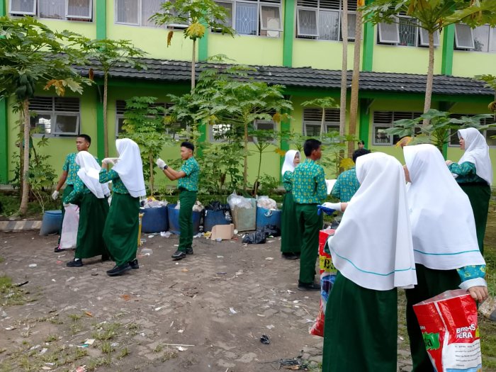 Pantau Sampah di Setiap Sudut Madrasah, Siswa MAN 2 Kota Jambi Jadi Detektif Lingkungan di Hari Ketiga P5RA!