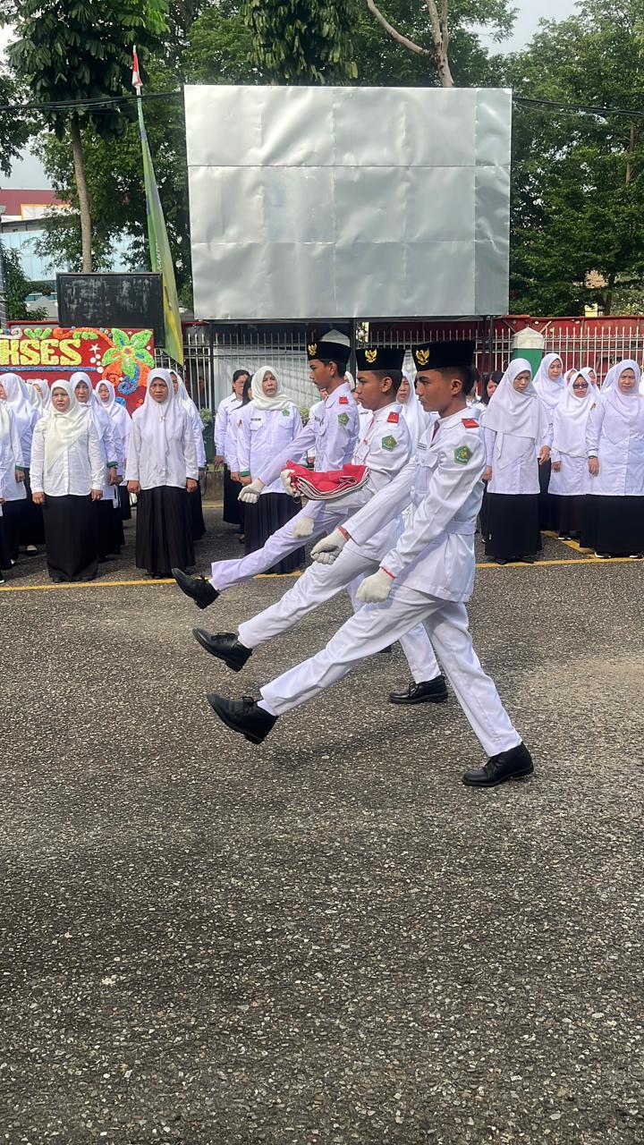 Paskibra Ksatria Garuda dan Drum Corps Nahdlatul A Tholibin MAN 2 Kota Jambi Bertugas di Upacara Hari Amal Bakti Kementerian Agama Provinsi Jambi