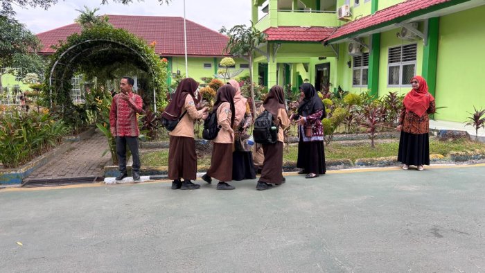 Tradisi Salam Pagi: Cara MAN 2 Kota Jambi Tanamkan Karakter Sejak Langkah Pertama