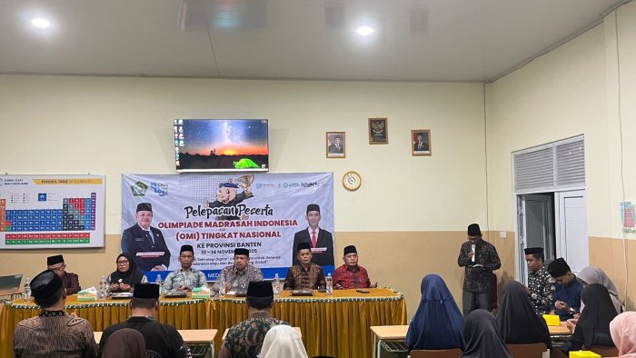 Ali Masud, Guru MAN 2 Kota Jambi, Pimpin Doa Penuh Khidmat dalam Pelepasan Peserta OMI Nasional 2025