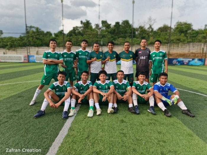 Ekstrakurikuler Futsal MAN 2 Kota Jambi Gelar Latihan Unik di Lapangan Mini Soccer, Seru Bermain Bersama Guru