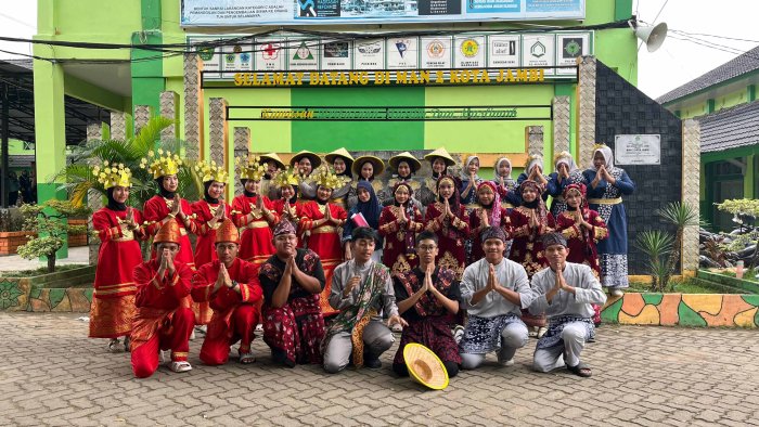 Seni Budaya Warnai Madrasah, XII MIA 5 Tampilkan Penilaian Keterampilan Menari dengan Penuh Kreativitas