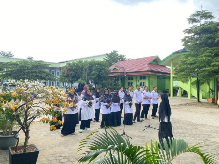 Guru MAN 2 Kota Jambi Tetap Bersemangat Ikuti Gladi Bersih Upacara Hari Guru Nasional di Tengah Hujan Deras