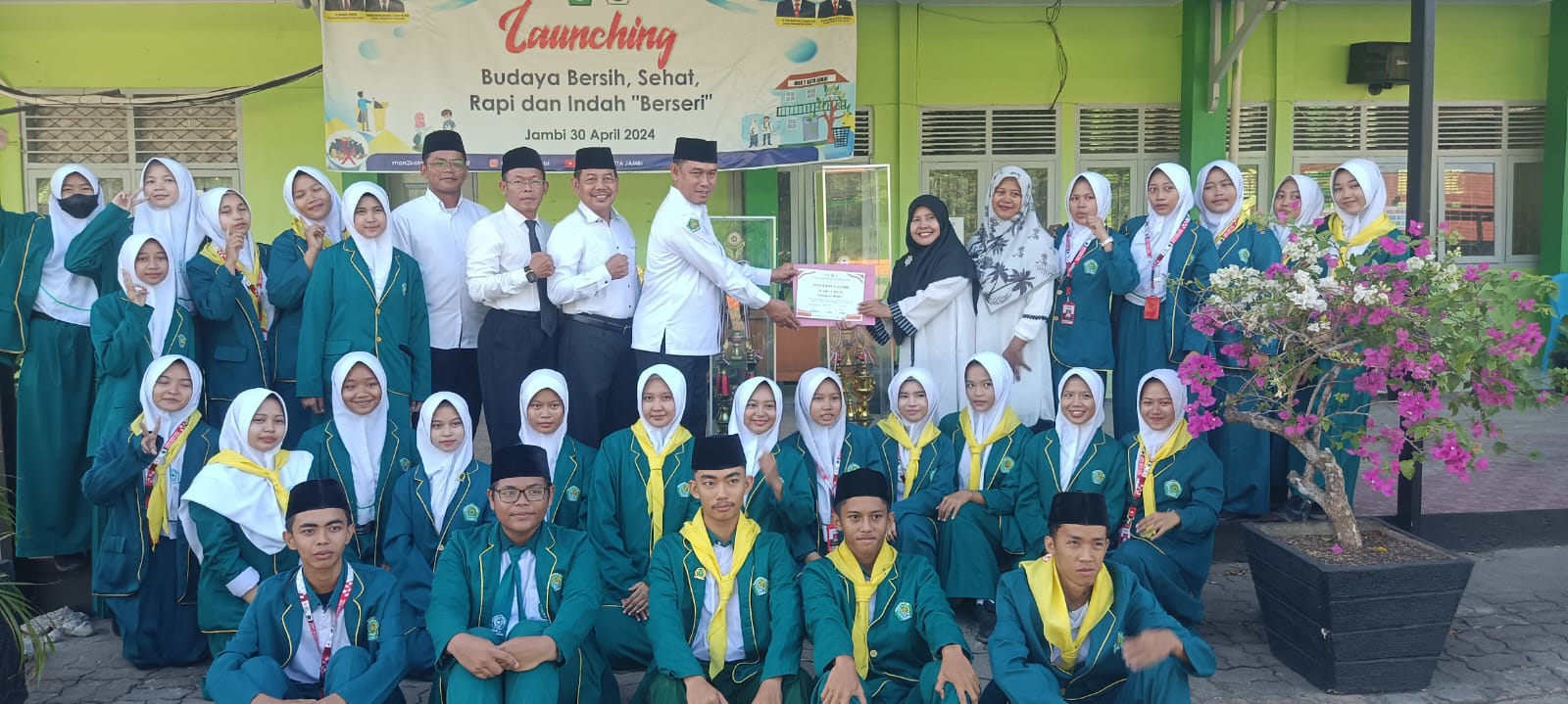 Penyerahan Piala Bergilir LKPM IX Universitas Jambi, Kepala MAN 2 Kota jambiJanjikan Reward bagi Tim PMR Berprestasi