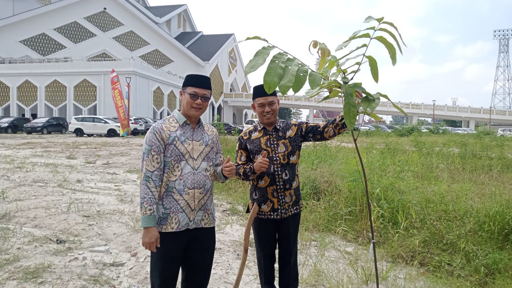 Hijaukan Bumi, Kepala MAN 2 Kota Jambi Turut Tanam Pohon di Jambi Islamic Center