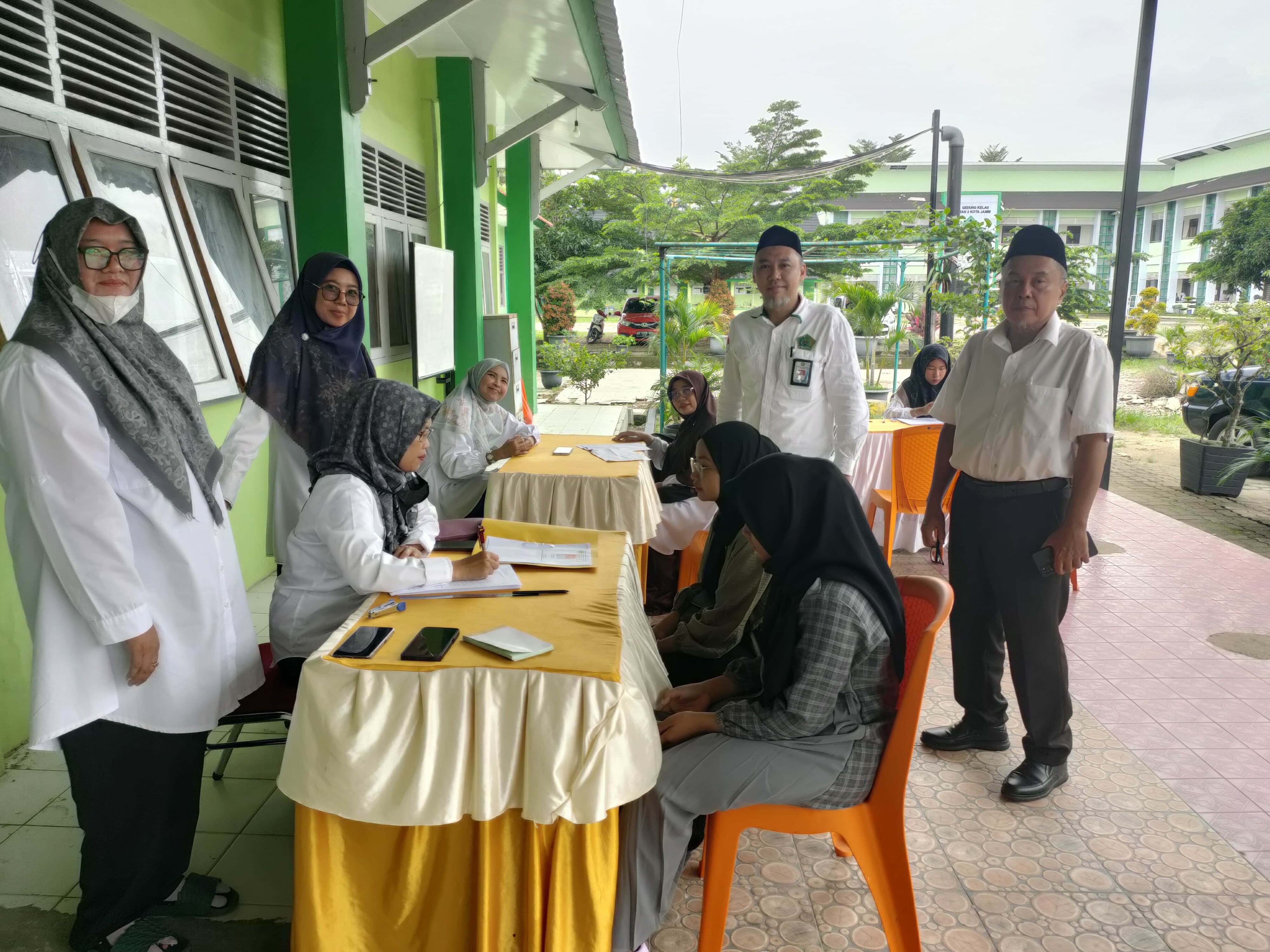 Pengawas Madrasah Tinjau PPDB dan Ujian Madrasah di MAN 2 Kota Jambi