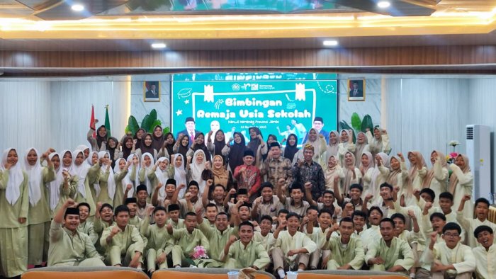 Ketua dan Wakil Ketua OSIM MAN 2 Kota Jambi Bagikan Strategi Belajar dalam Menghadapi PAS Ganjil