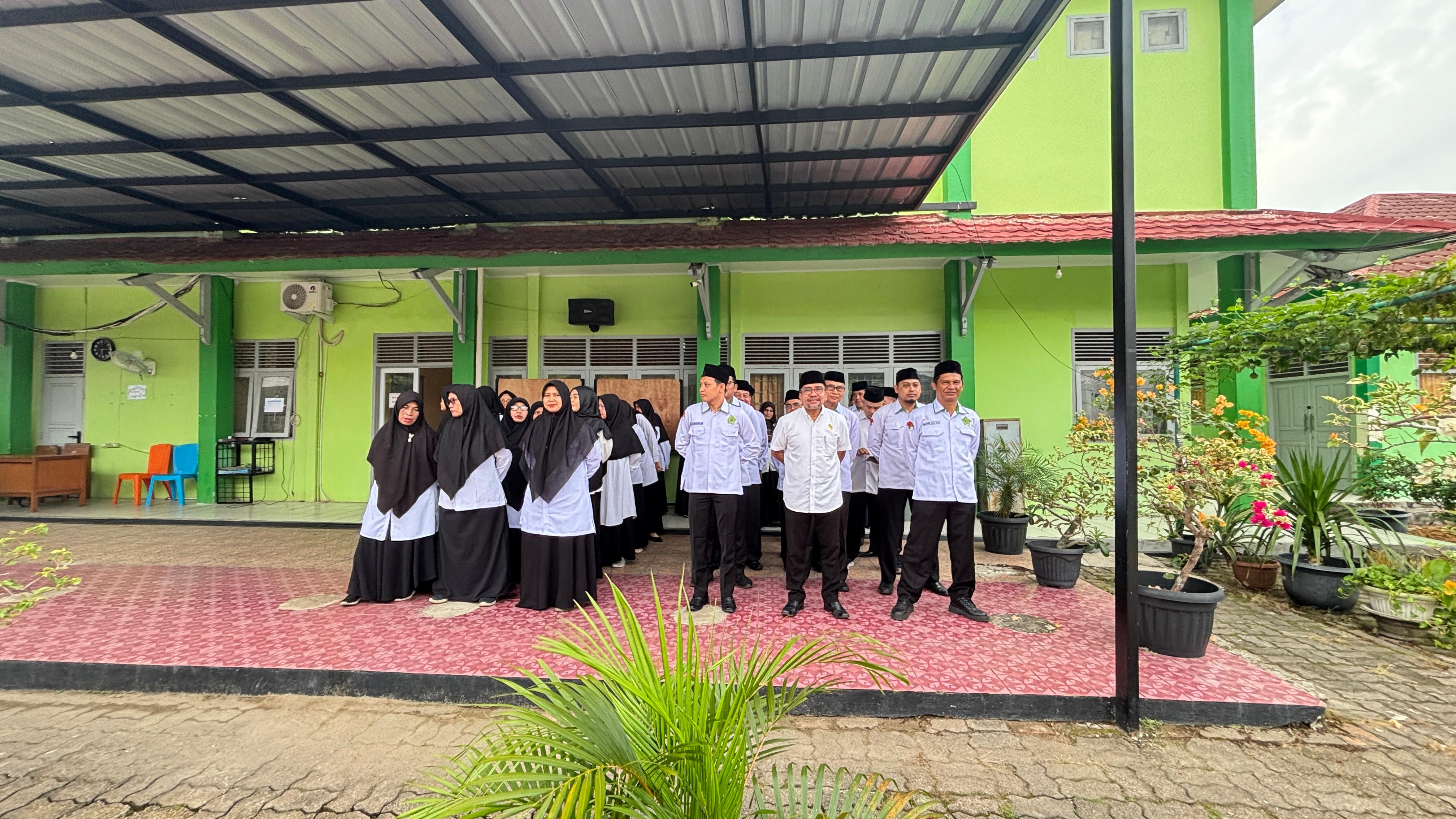 Sambutan Hangat Kepala MAN 2 Kota Jambi Tandai Awal Tahun Ajaran Baru 2025/2026