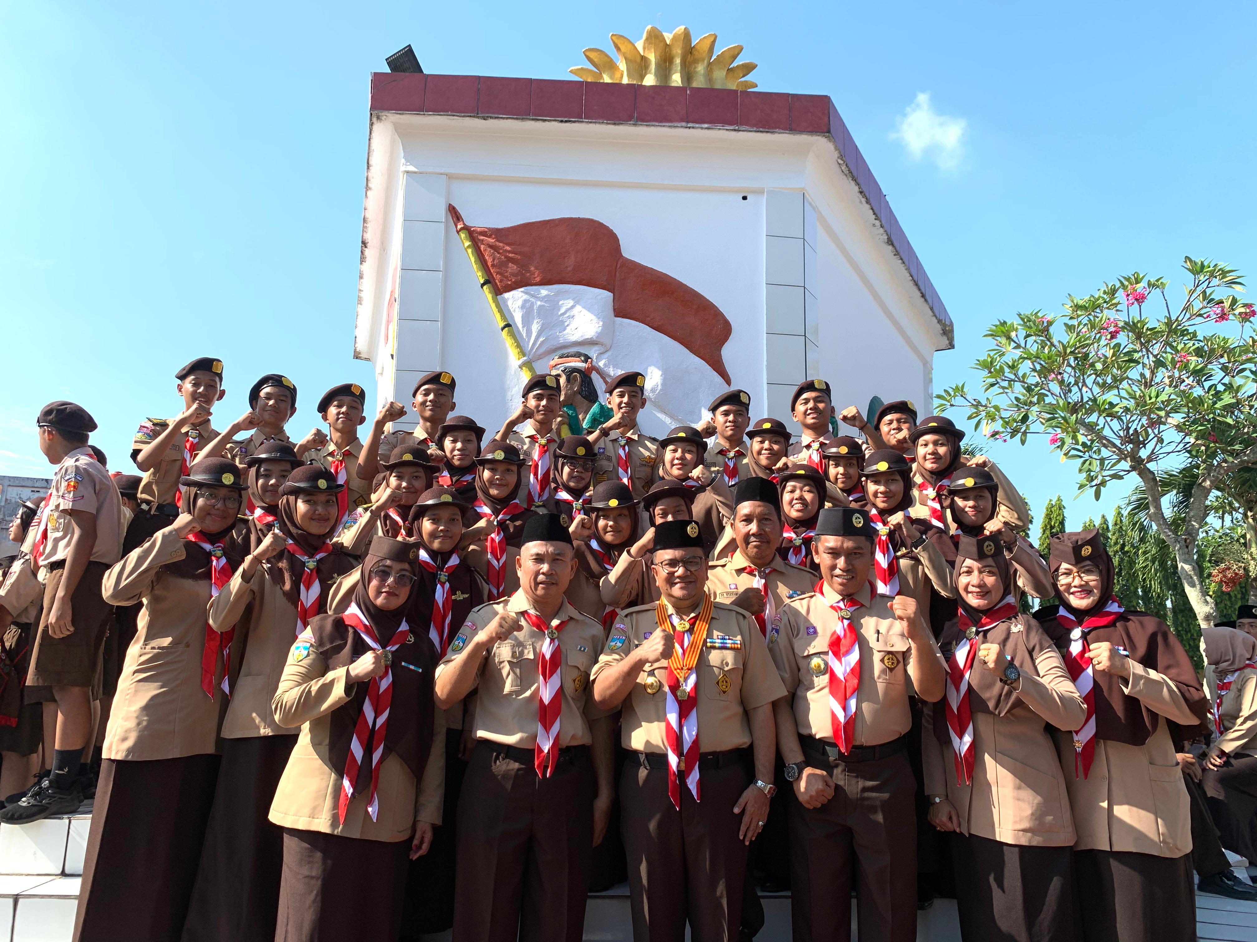 Peringati Hari Pramuka, Kepala MAN 2 Kota Jambi dan Ambalan Sunan Kalijaga-Cut Nyak Dien Ikuti Ziarah di Taman Makam Pahlawan