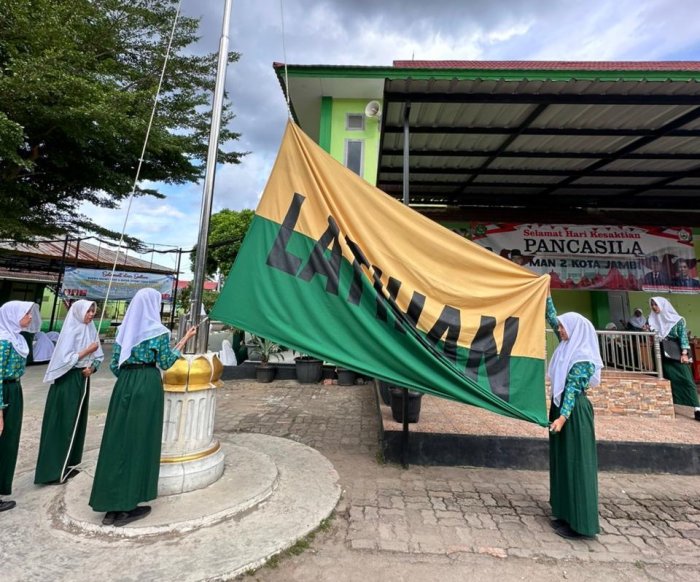 All Girls Squad! Kelas XII IIS 4 MAN 2 Kota Jambi Siap Pimpin Upacara dengan Semangat Girls Power!