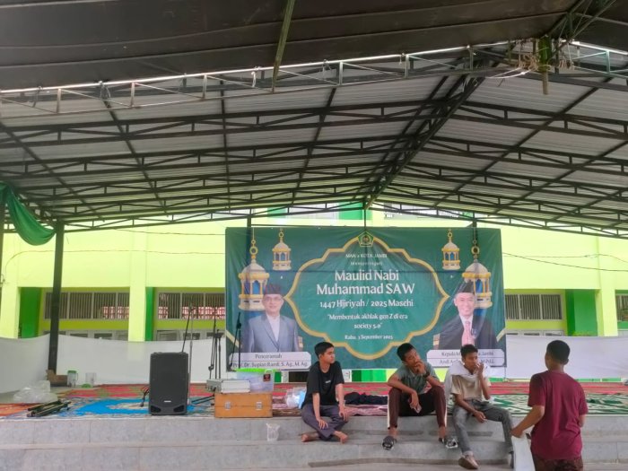 Siswa Ekskul Keagamaan MAN 2 Kota Jambi Matangkan Persiapan Peringatan Maulid Nabi Muhammad SAW