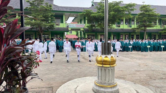 Cahaya Perjuangan Pahlawan: Amanat Ichsan Amin Kobarkan Semangat Generasi Muda MAN 2 Kota Jambi