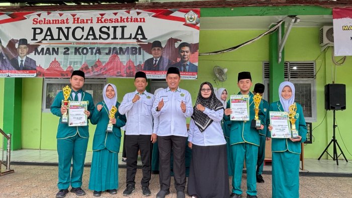 Kilau Prestasi di Pagi yang Sejuk: MAN 2 Kota Jambi Rayakan Juara English Zone 2025