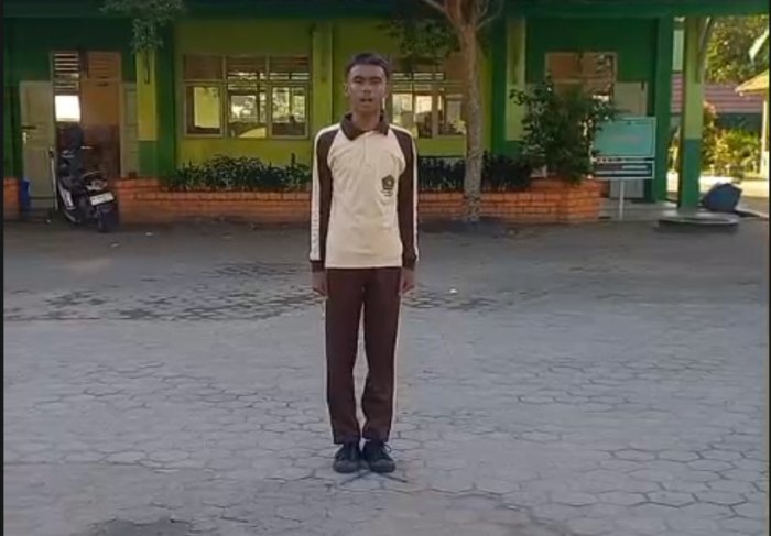 Di Bawah Rintik Hujan, Semangat XII IIK 3 Tak Padam Menjelang Upacara Senin