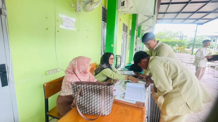 Piket Guru MAN 2 Kota Jambi: Wujud Kepedulian dan Pembinaan Disiplin Siswa