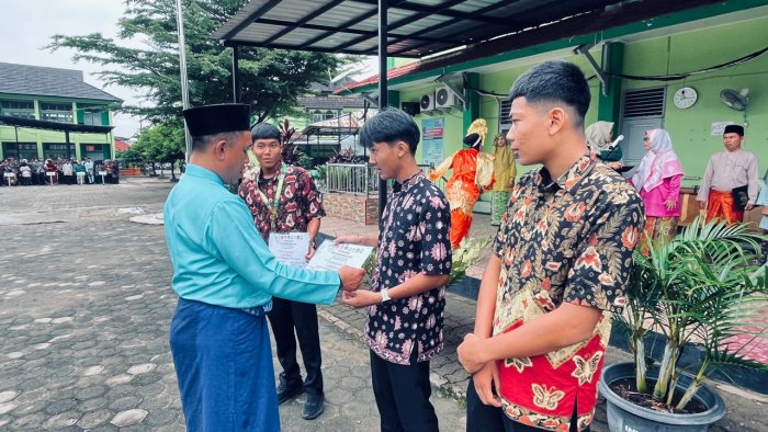 MAN 2 Kota Jambi Serahkan Medali Emas Estafet 4x100 Meter pada Upacara HGN