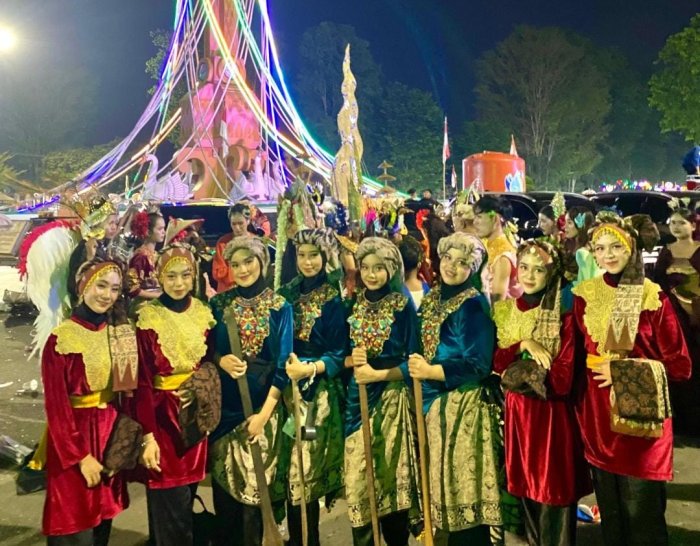 Pesona Tari MAN 2 Kota Jambi Hiasi Malam Carnaval Angso Duo 2025 di Tugu Keris Siginjai