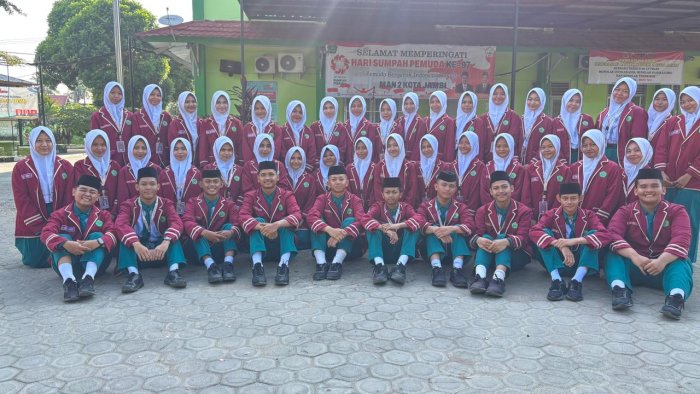 Kepala MAN 2 Kota Jambi Apresiasi Petugas Upacara OSIM: Jadilah Contoh untuk Semua Kawan-Kawan Kita